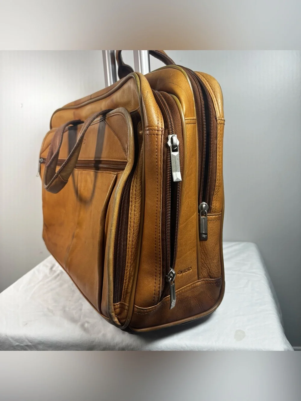 Solo New York Walker Brown Camel Leather Briefcase Laptop Rolling Travel B